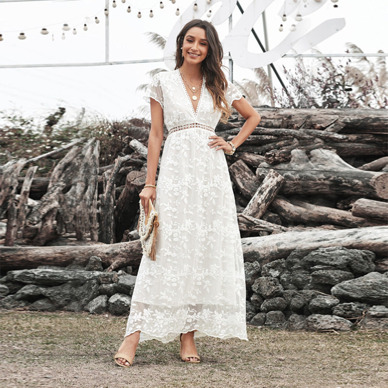 Robe de mariée en dentelle blanche à col en V