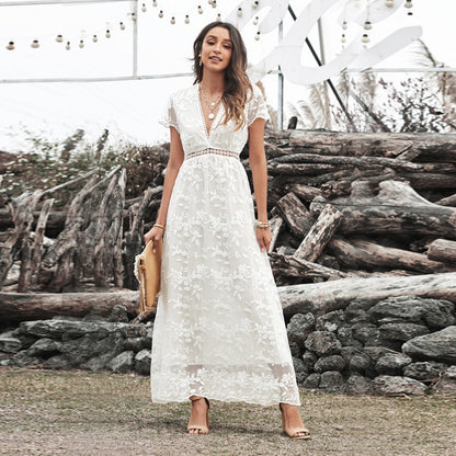 Robe de mariée en dentelle blanche à col en V